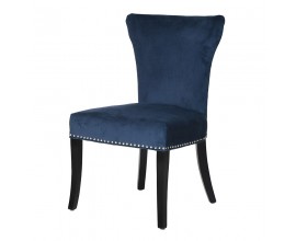 Luxusní klasická modrá sametová jídelní židle Loretta s pěnovým čalouněním a vybíjeným zdobením stříbrnými nýty s černými dřevěnými nožičkami
