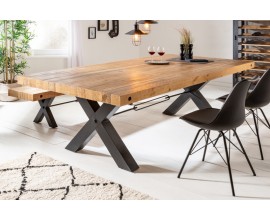 Industriální jídelní stůl Freya z masivu v přírodní hnědé barvy s černýma kovovými nohami a vrchní deskou s rámem 206 cm