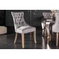 Chesterfield jídelní židle Torino v šedé barvě ze sametu se stříbrným klepadlem a masivními nohami 96cm
