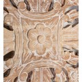 Koloniálně působící čelo postele Talia z teakového dřeva, ručně vyřezávaným dekorem s ošoupaným nátěrem a dvěma nožičkami 165cm