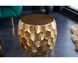 Orientální zlatý příruční stolek Himare z kovové slitiny s reliéfním vzorem 55cm