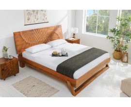 Masivní postel Cumbria z mangového dřeva hnědé barvy s ozdobným reliéfním čelem 207cm
