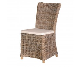 Stylová hnědošedá jídelní židle Cuba s hustým ratanovým výpletem na opěrka a mezi nožičkami s bílým čtvercovým sedacím polštářem