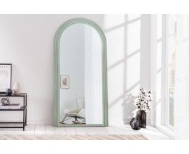 Art deco vysoké zrcadlo Swan se zeleným rámem s oblým horním okrajem v moderním stylu s možností zavěšení na zeď