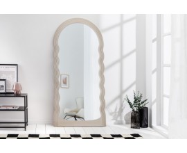 Moderní vysoké zrcadlo Swan ve světle béžové barvě s vlnitým polyuretanovým rámem s možností zavěšení na zeď