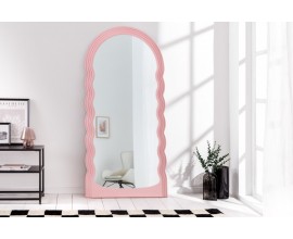 Moderní art deco zrcadlo Swan s pastelovým růžovým rámem s vlnitým okrajem s kaskádovým efektem a oblou horní stranou