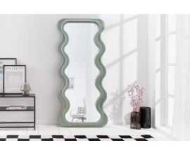 Vysoké designové zrcadlo Swan v art deco stylu s vlnitým rámem v pastelové zelené barvě s možností zavěšení na zeď