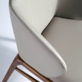 Detailné prevedenie čalúnenia stoličky Forma Moderna z vegánskej kože v sivom farebnom prevedení