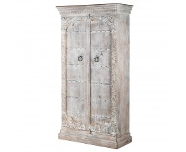 Luxusní orientální dvoudveřová šatní skříň Perikles s policemi z mangového dřeva v hnědé barvě s bílým záměrně sešoupaným nátěrem se starožitným vzhledem