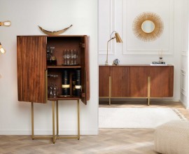 Luxusní masivní art deco obývací sestava Gatsby s příborníkem, televizním stolkem a barovou skříňkou z mangového dřeva v teplé hnědé barvě se zlatými kovovými detaily a lineárním drážkovaným designem