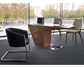 Luxusní sestava moderního kancelářského nábytku Vita Naturale II s asymetrickým dřevěným psacím stolem a černou koženou židlí s chromovou konstrukcí a židlemi se světlým čalouněním s dřevěnými nožičkami