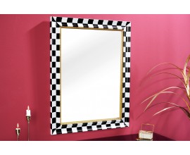 Zrcadlo Aliem se šachovnicovým rámem v černo bílé barvě a zlatým detailem v glamour stylu 78 cm