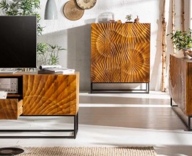 Masivní sestava nábytku Cumbria do obývacího pokoje s televizním stolkem, příborníkem a barovou skříňkou z mangového dřeva v medové hnědé barvě s vyřezávaným reliéfním zdobením