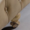 Luxusní chesterfield sedačka Talbot s prošívanou opěrkou a světlým hnědým potahem z pravé kůže 268 cm