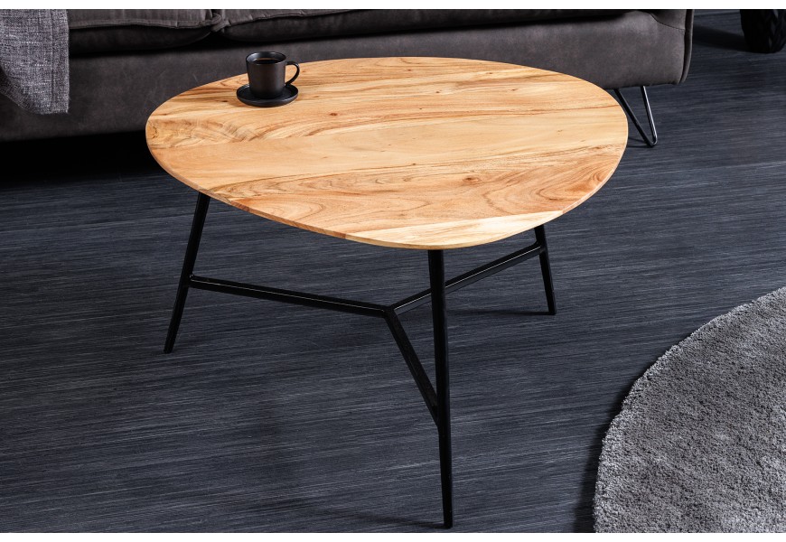 Moderní industriální světle hnědý příruční stolek Dalbergio s trojúhelníkovou vrchní deskou z masivního akáciového dřeva a třemi černými kovovými nožičkami