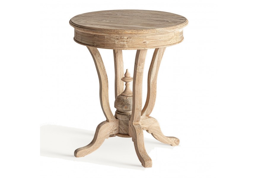 Luxusní světle hnědý etno příruční stolek Vallexa z masivního mangového dřeva s kulatou vrchní deskou a vyřezávanými zakřivenými nožičkami s dekorativním centrálním prvkem podstavy