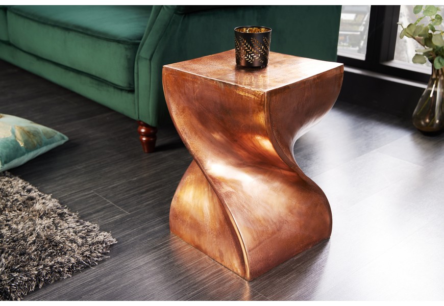 Designový art deco příruční stolek Twist se čtvercovou vrchní deskou a zatočenou podstavou z kovové slitiny v měděné barvě
