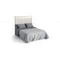 Luxusní mohutná obdélníková postel z masivního dřeva v bílé barvě s vysokým dřevěným čelem s vyřezáváním