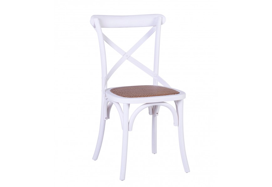 Venkovská provensálská jídelní židle Saint Remy s rámem z dubového dřeva v bílé barvě a sedací částí s ratanovým výpletem v hnědé barvě se vzorem rybí kosti s překříženou opěrkou