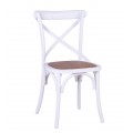 Venkovská provensálská jídelní židle Saint Remy s rámem z dubového dřeva v bílé barvě a sedací částí s ratanovým výpletem v hnědé barvě se vzorem rybí kosti s překříženou opěrkou
