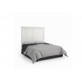 Luxusní masivní manželská postel s vysokým masivním čelem ve venkovském stylu s vyřezáváním v bílé barvě