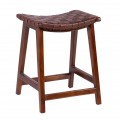 Luxusní hnědá kožená barová židle Crosby z teakového dřeva se sedací částí s výpletem z pravé kůže bez opěrek