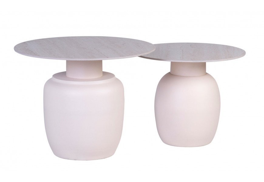 Moderní mramorový set kulatých příručních stolků Ivette ve slonovinové bílé barvě s jednou nohou z kovu s keramickou vrchní deskou