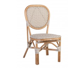 Moderní bílo-hnědá zahradní židle Bistro z ratanu s rámem v přírodní hnědé barvě as bílým výpletem se vzorem rybí kosti na sedací části as hvězdicovým vzorem na kulaté opěrce