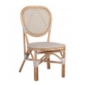 Moderní bílo-hnědá zahradní židle Bistro z ratanu s rámem v přírodní hnědé barvě as bílým výpletem se vzorem rybí kosti na sedací části as hvězdicovým vzorem na kulaté opěrce