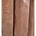 Venkovský masivní kulatý hnědý příruční stolek Thoron s vertikálním přírodním designem z teakového dřeva 45 cm