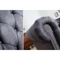 Designová vintage dvousedačka Chesterfield Grau s šedým potahem se zahnutými opěrkami a chesterfield prošíváním 150 cm