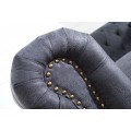 Designová vintage dvousedačka Chesterfield Grau s šedým potahem se zahnutými opěrkami a chesterfield prošíváním 150 cm