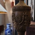 Stylová vintage stolní lampa Reis s béžovým stínítkem a vyřezávanou hnědou nohou s antickým nádechem 97 cm