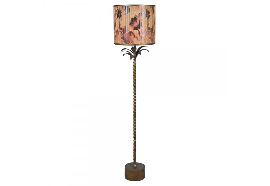 Elegantní vintage stojací lampa Gion s tvarovanou kovovou nohou ve starožitné zlaté barvě s patinou a kulatým stínítkem s výplní z bambusového dřeva a malovaným akvarelovým zdobením s designem květin v odstínech béžové a červené