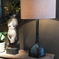 Stylová vintage stolní lampa Mandy s patinou v tyrkysové barvě a válcovým stínítkem v béžové barvě 63 cm