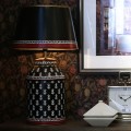 Designová vintage kovová stolní lampa Raven s černým vzorovaným povrchem a kulatým stínítkem 83 cm