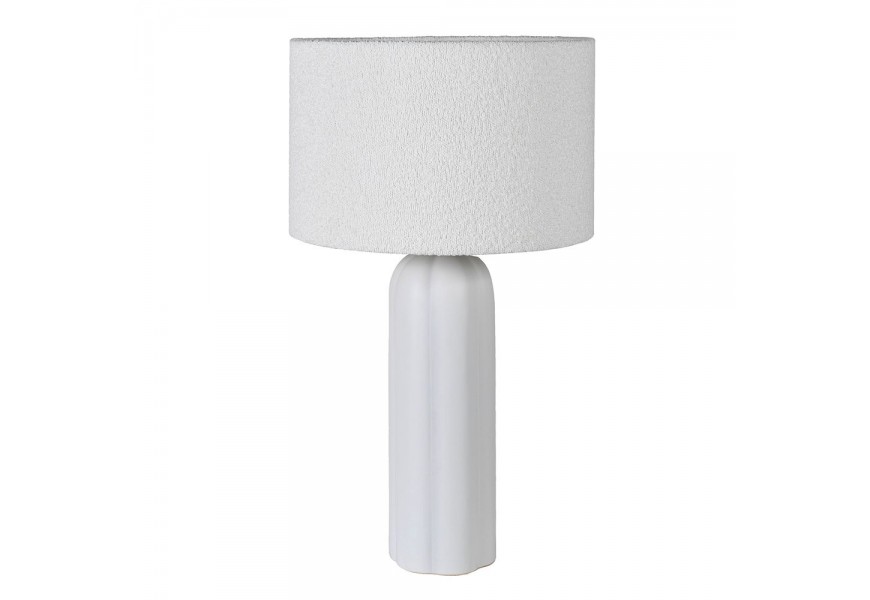 Moderní bílá stolní lampa Mila s válcovou keramickou nohou a válcovým bílým boucle stínítkem