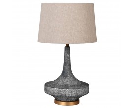 Designová art deco šedá stolní lampa Reya s koženým šagrenovým designem podstavy s kulatým kovovým podstavcem ve zlaté barvě s válcovitým stínítkem ze lnu s výraznou strukturou ve světlé béžové barvě