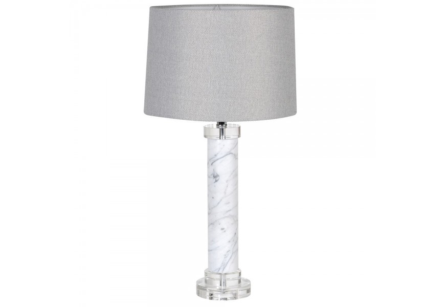 Stolní lampa Lira v glamour stylu s bílou válcovitou mramorovou nohou a průhlednými akrylovými detaily se světle šedým lněným stínítkem