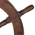 Designová vintage nástěnná dekorace Rudder s motivem lodního kormidla z tmavého hnědého dřeva s kovovým detailem 105 cm