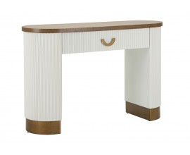 Art deco bílý oválný konzolový stolek Glamia Blanc s vroubkovaným designem s hnědou dřevěnou deskou a zásuvkou 121 cm