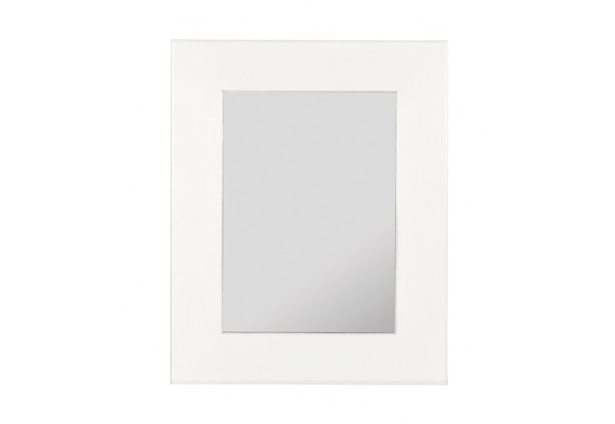 Moderní bílé obdélníkové nástěnné zrcadlo New White se širokým hladkým rámem z mahagonového dřeva