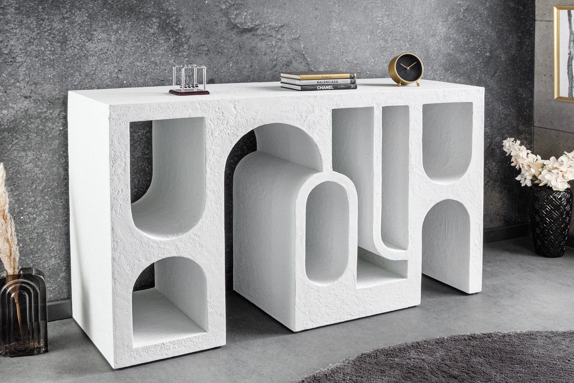 Estila Designový art deco betonový konzolový stolek Gerin s geometrickým zdobením v bílé barvě 120 cm